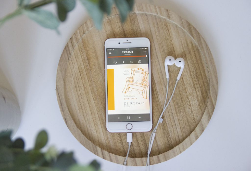 Geluisterd, recensie, de royals, erin watt, Gevaar